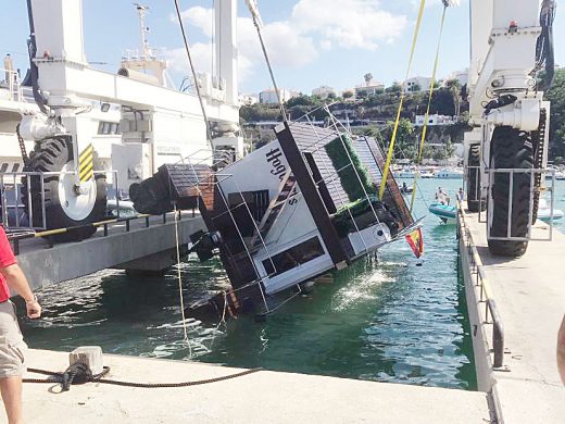 (Fotos) Una casa flotante se hunde en el puerto de Maó y la familia logra salvarse