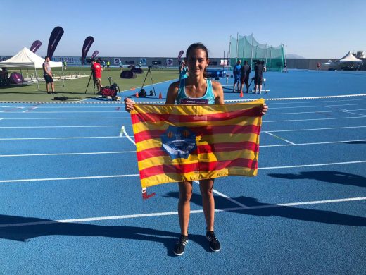 Marina Bagur, con la bandera de Menorca.