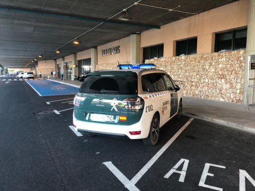 Un coche de la Guardia Civil en la parada del autobús (Foto: Tolo Mercadal)