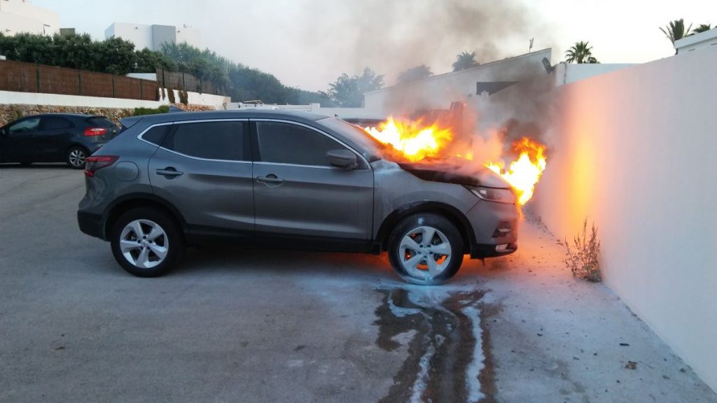 El vehículo incendiado (Foto: Policía Local Ciutadella)