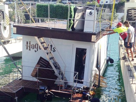 (Fotos) Una casa flotante se hunde en el puerto de Maó y la familia logra salvarse