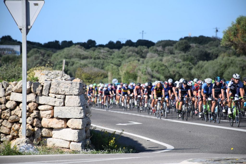 La Volta Cicloturista Internacional a Menorca es un evento que atrae a los aficionados al ciclismo