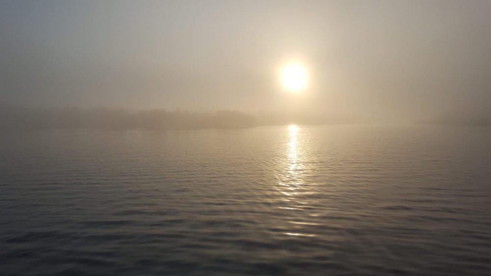 El puerto de Maó amanece cubierto de niebla (Fotos: Juan Valdespina y Ramón Sintes).