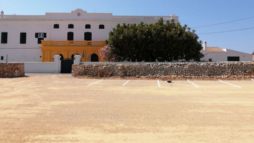 La alcaldesa de Sant Lluís, Carol Marqués, y el teniente de alcalde, Joan Pons, han visitado esta mañana el nuevo aparcamiento