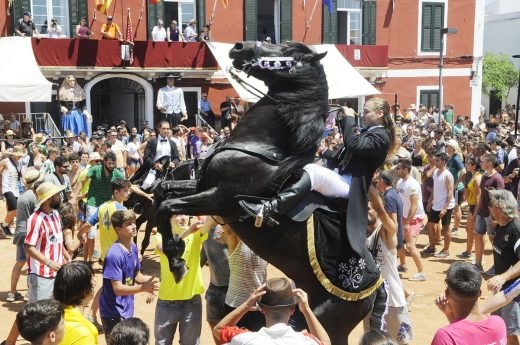 Este año participarán 53 'cavallers' y 'caixers' de Es Castell más 12 invitados (Imagen de archivo Sant Jaume 2019)