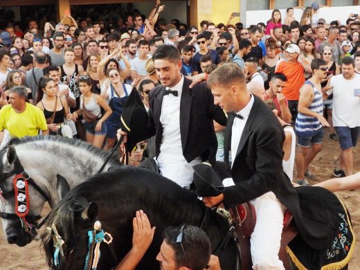 (Vídeo y fotos) Los caballos ya botan en Es Mercadal