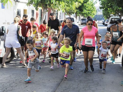 (Fotos) Es Castell se calza las zapatillas