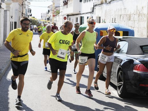 (Fotos) Es Castell se calza las zapatillas