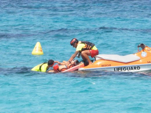 (Fotos) Éxito del simulacro de rescate en playa de Son Bou