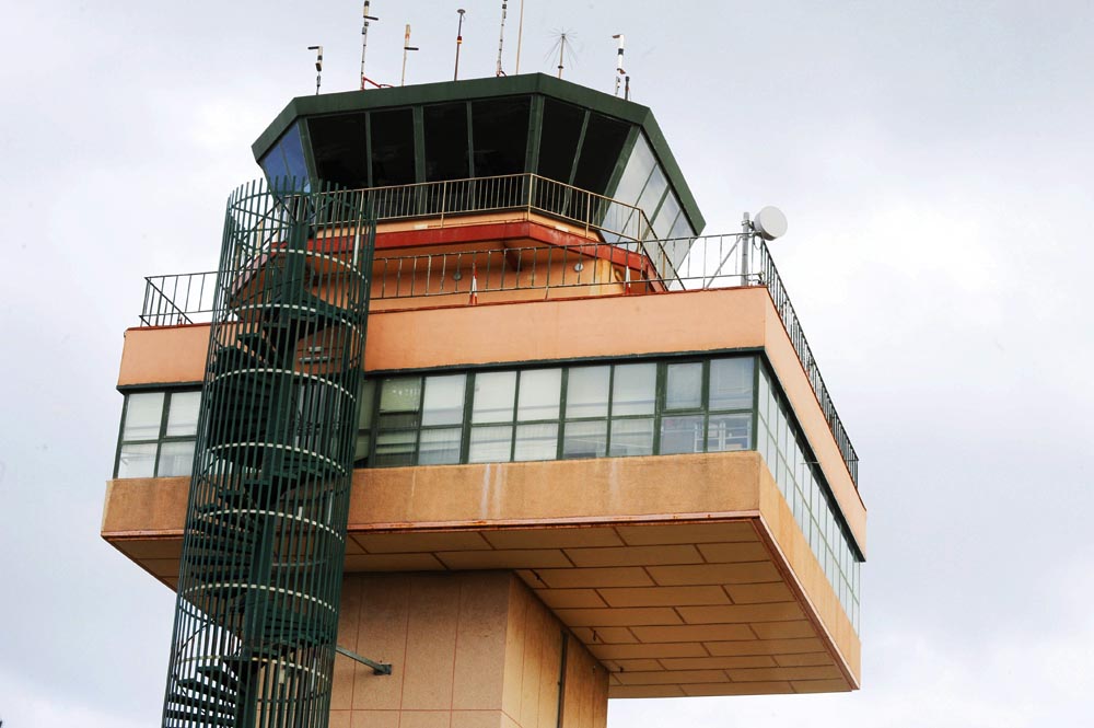 La torre de control en Menorca vigila la llegada del temporal