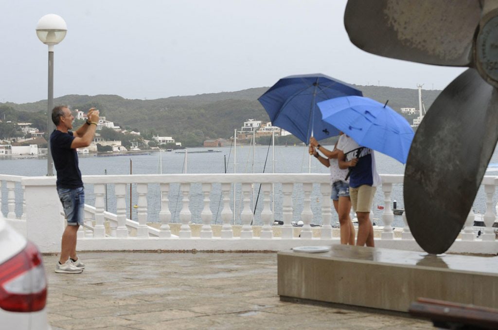 Turistas bajo la lluvia en Maó (Foto: Tolo Mercadal)