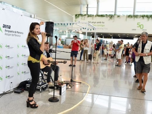 (Fotos) Música para soplar las velas del aeropuerto