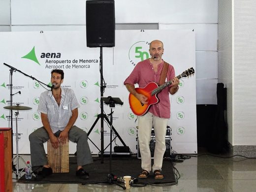 (Fotos) Música para soplar las velas del aeropuerto