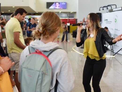 (Fotos) Música para soplar las velas del aeropuerto