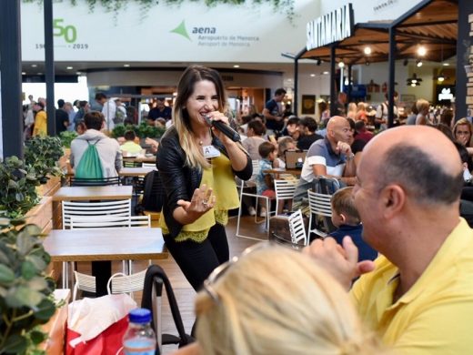 (Fotos) Música para soplar las velas del aeropuerto