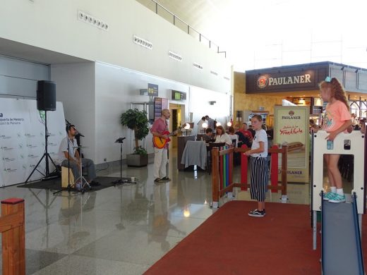 (Fotos) Música para soplar las velas del aeropuerto