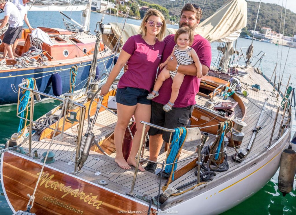 Antón de Llano y Jonna Lindberg con la pequeña Nora a bordo del Margarita Estalindalamar (Foto: Nico Martínez)