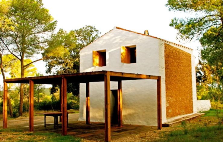 Cabaña aislada en un bosque de Menorca (Imagen: web Airbnb)