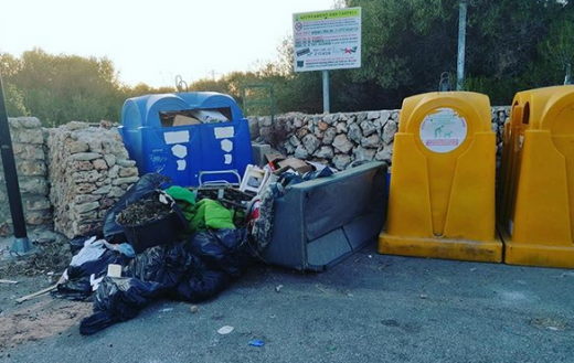 Un sofá junto a los contenedores (Fotos: Ajuntament d'Es Castell)