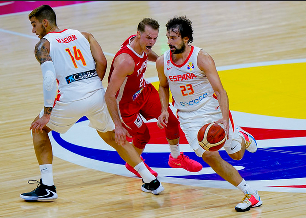 Llull, defendido por Roll (Fotos: FIBA)