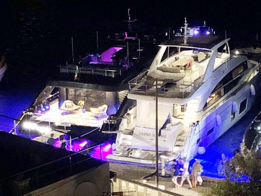 (Fotos) Roberto Cavalli descansa en el puerto de Maó con su nuevo yate