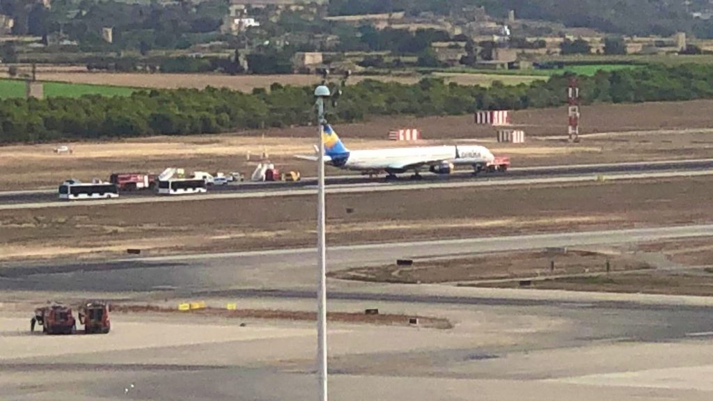 Una de las pistas del aeropuerto de Mallorca está bloqueada por un avión de Condor