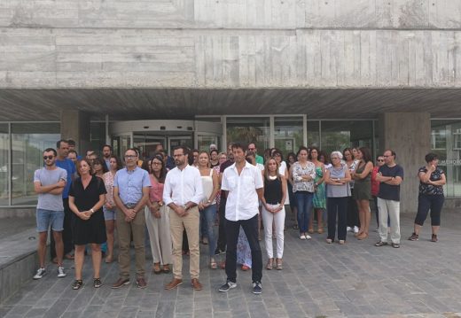 Concentración en la sede del Consell en Maó esta mañana