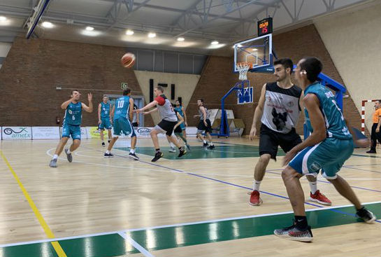 Saque de banda de Pitu Jiménez durante el partido (Fotos: Bàsquet Menorca)