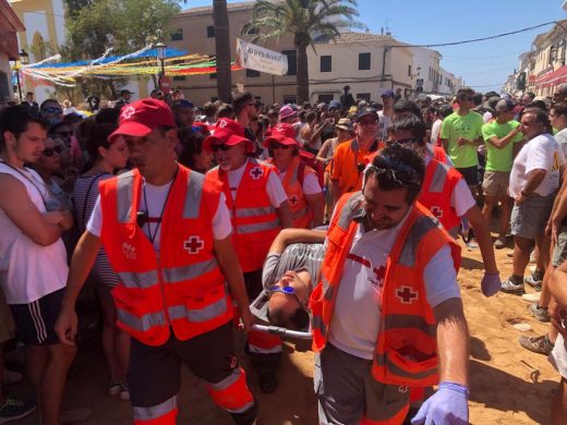 Uno de los heridos, trasladado en camilla (Foto: Tolo Mercadal)