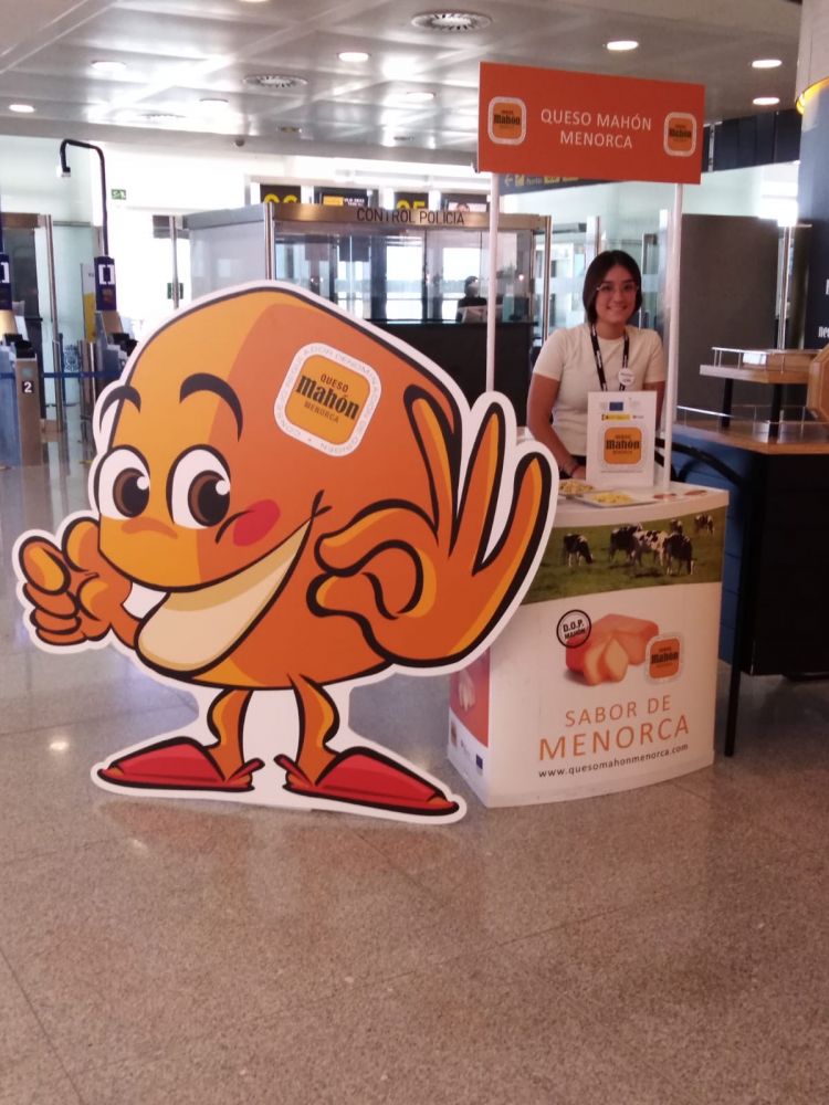 Imagen del pequeño stand en la terminal (Foto: Queso Mahón-Menorca)