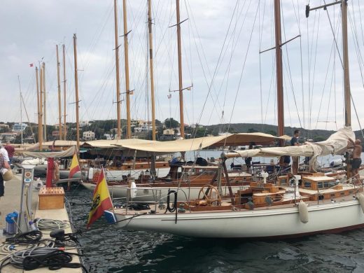 Los barcos, amarrados en el puerto de Maó (Fotos: Tolo Mercadal)