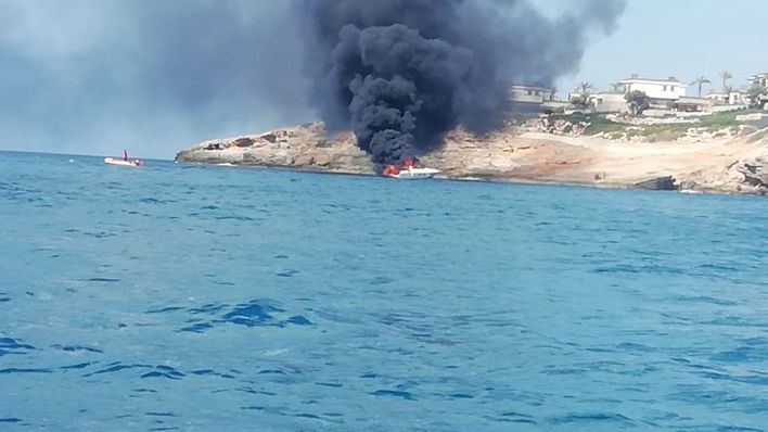 Imagen del barco incendiado (Foto: Mallorcadiario)