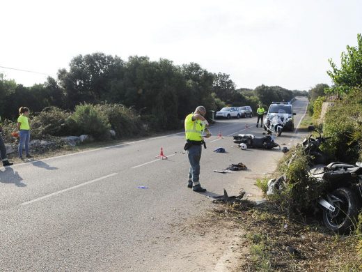 (Fotos) 3 heridos en un accidente entre dos motos en la carretera hacia Alcaufar