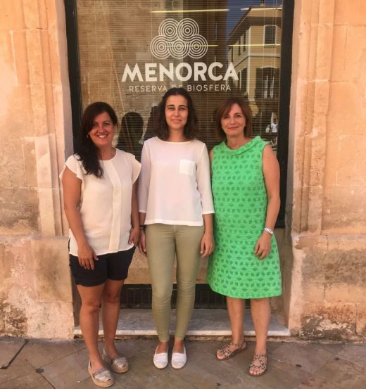 Vanessa Mesquida junto a la vicepresidenta Maite Salord y la directora de la Reserva de Biosfera, Irene Estaún