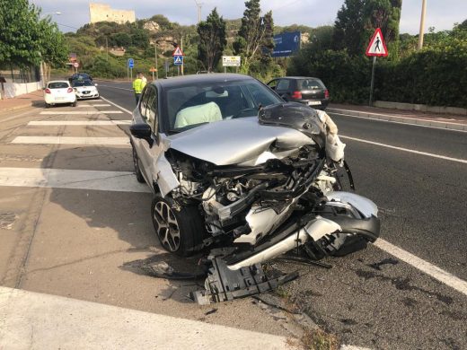 (Fotos) Dos turismos destrozados en Maó tras un choque frontal