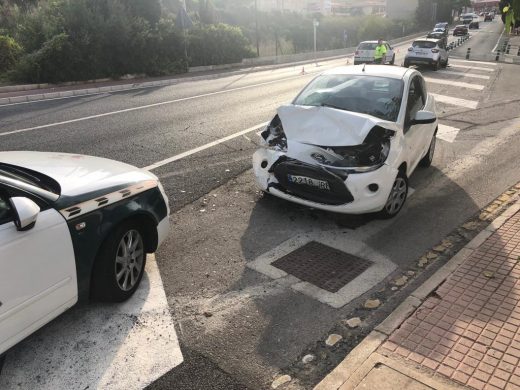 (Fotos) Dos turismos destrozados en Maó tras un choque frontal