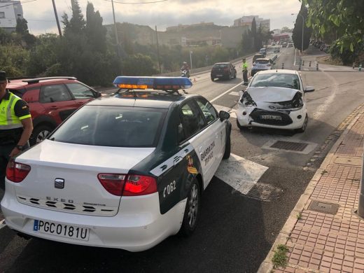 (Fotos) Dos turismos destrozados en Maó tras un choque frontal