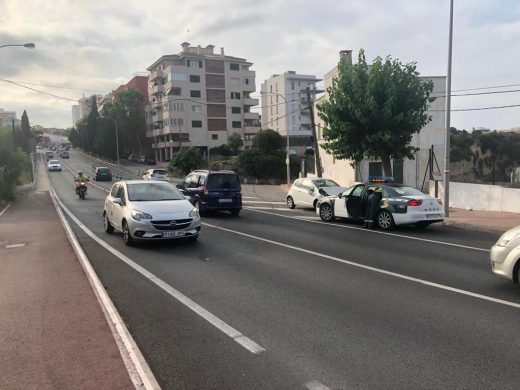 (Fotos) Dos turismos destrozados en Maó tras un choque frontal