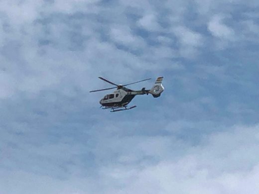 Este helicóptero sobrevuela esta mañana la costa de Sant Lluís para localizar la patera