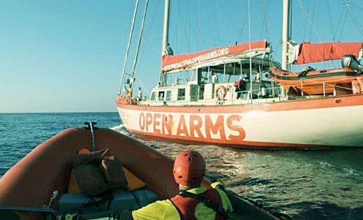 El barco de Open Arms lleva 18 días sin atracar en un puerto.