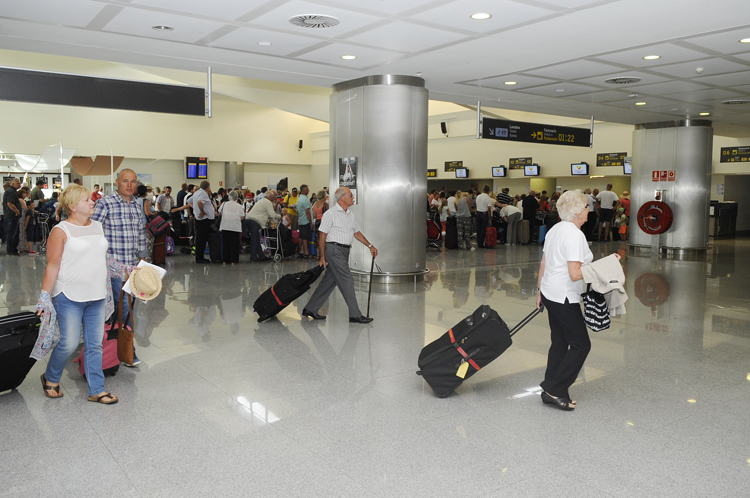 Faltan turistas extranjeros.