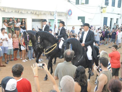 (Vídeo y fotos) Sant Lluís se entrega a la fiesta