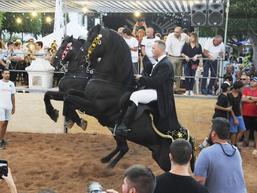 (Vídeo y fotos) Sant Lluís se entrega a la fiesta