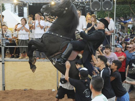 (Vídeo y fotos) Sant Lluís se entrega a la fiesta