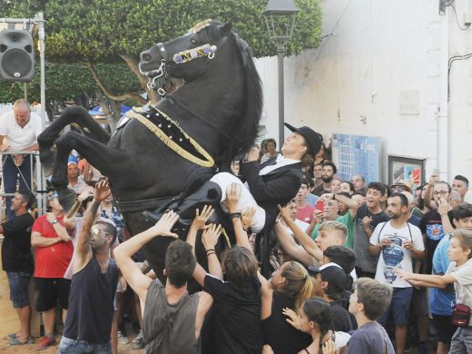 (Vídeo y fotos) Sant Lluís se entrega a la fiesta