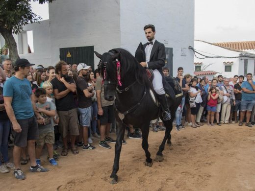 (Vídeo y galería de fotos) Sant Nicolau devuelve la fiesta a Es Mercadal