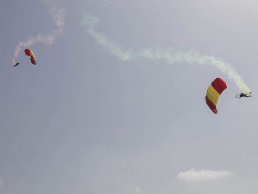 (Fotos y vídeo) Mil piruetas y acrobacias en el cielo