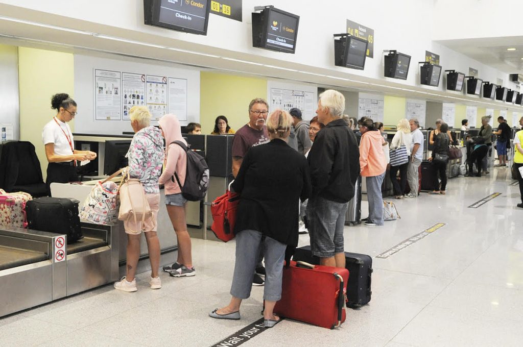 Turistas en la terminal de saidas (Foto: Tolo Mercadal)