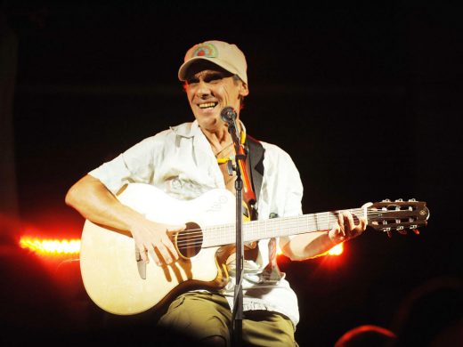 (Galería de fotos) La luz de Manu Chao ilumina El Claustre de Maó