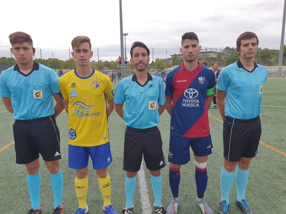 Trío arbitrales y capitanes, con Triay del Atlético Villacarlos (Foto: Atlético Villacarlos)